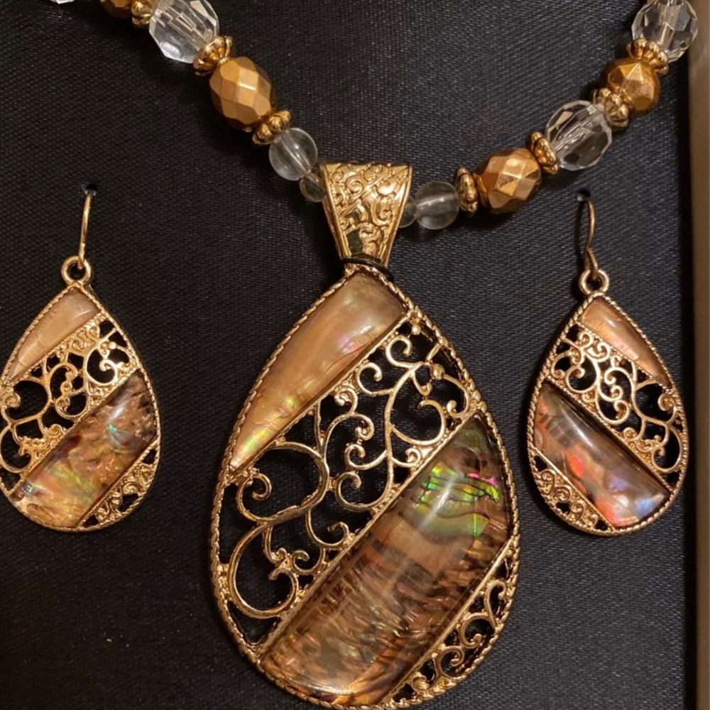 Necklace & Earrings Set..